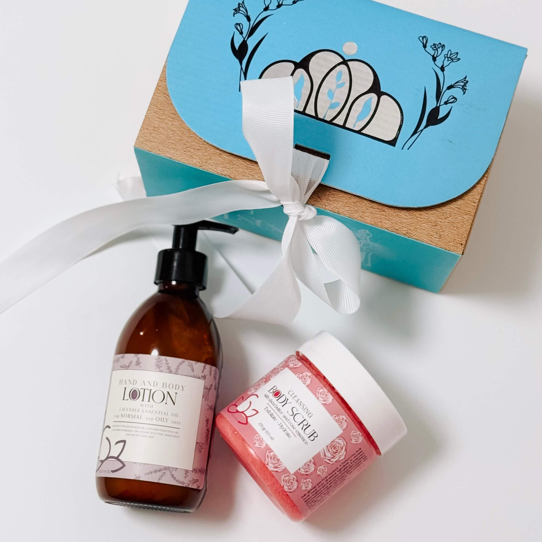 پکیج هدیه اسکراب بدن رز و لوسیون پوست چرب